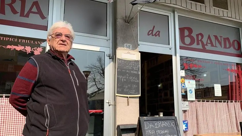 Neveo outside closing bar